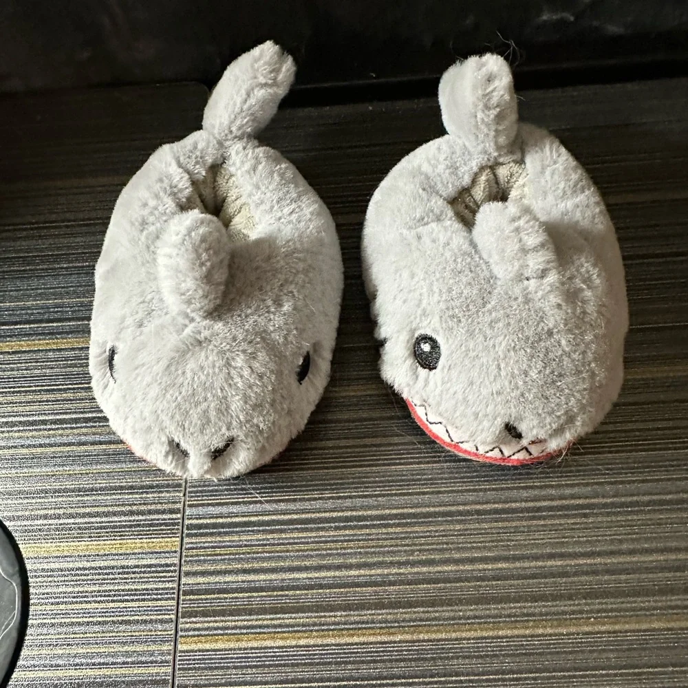 Plush Stuffed Shark Baby Slippers Walgreens Exclusive Fits 6 Months - 18 Months‎